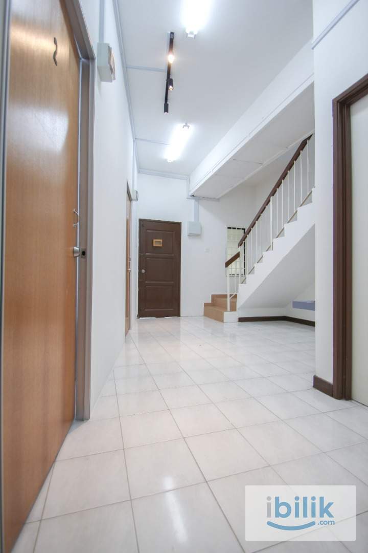 Including Car Park🚗Master Kingbedroom with private bathroom and windows / AC located in Puchong Prima - Image 9