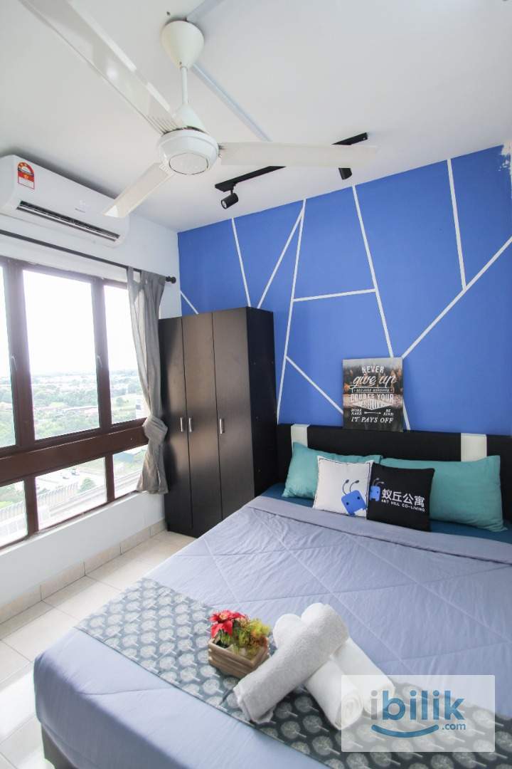 Walking Distance to MRT🚆Include Utilities✅Middle Queenbedroom with windows and AC located in Palm Spring - Image 6