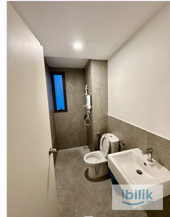 Walking distance to MRT🚆Include Utilities✅Middle Queenbedroom winth AC and windows located in Enesta Kepong - Image 4