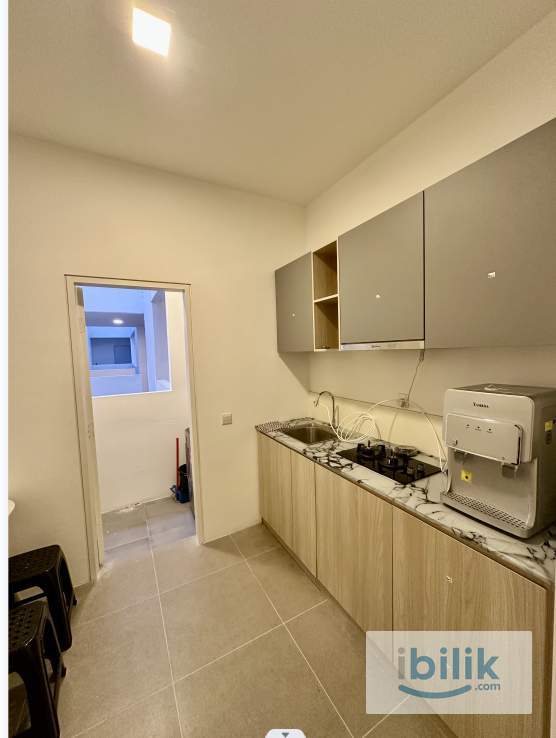 Walking distance to MRT🚆Include Utilities✅Middle Queenbedroom winth AC and windows located in Enesta Kepong - Image 5
