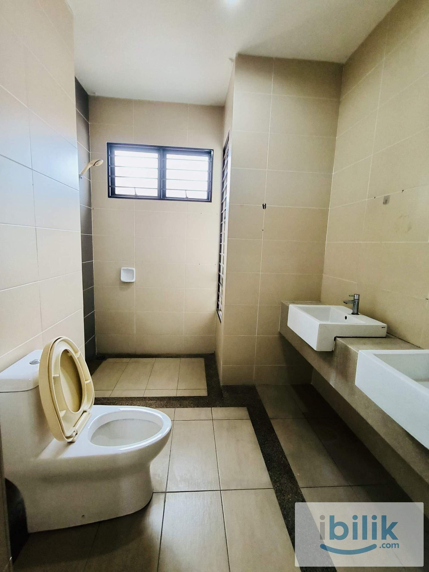 Master Bedroom for Rent @ Alam Impian - Image 3