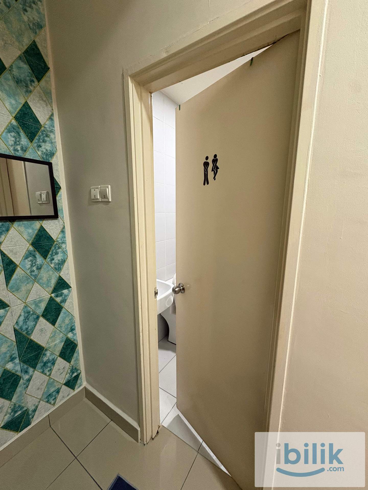 Room for rental in Nusa Heights - Image 4