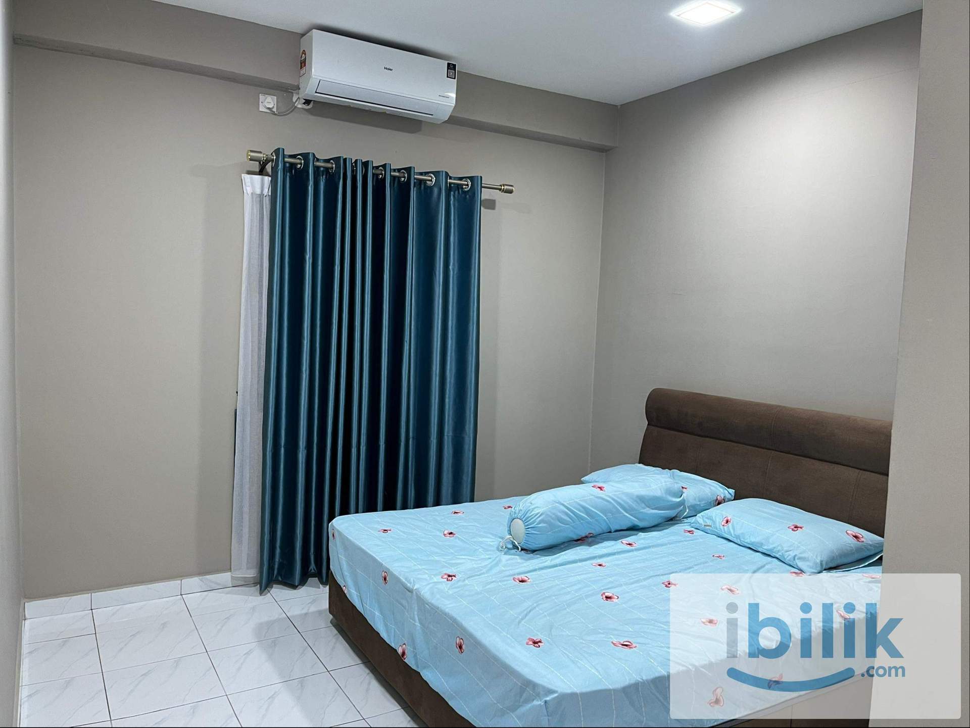 Master bedroom with private bathroom - Image 2