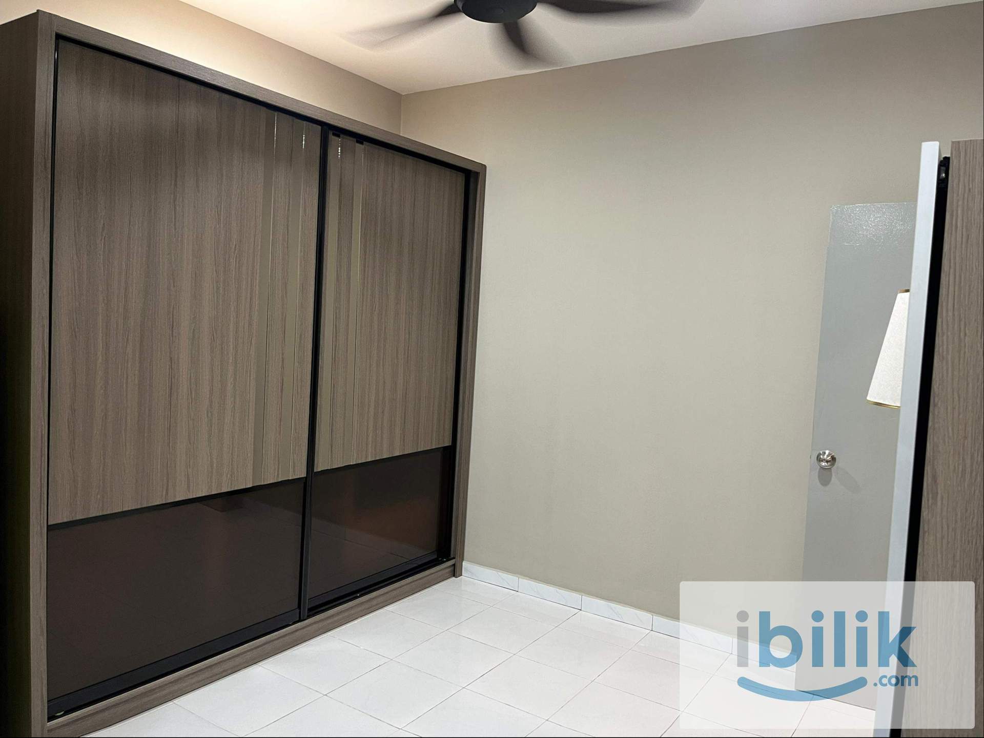 Master bedroom with private bathroom - Image 4