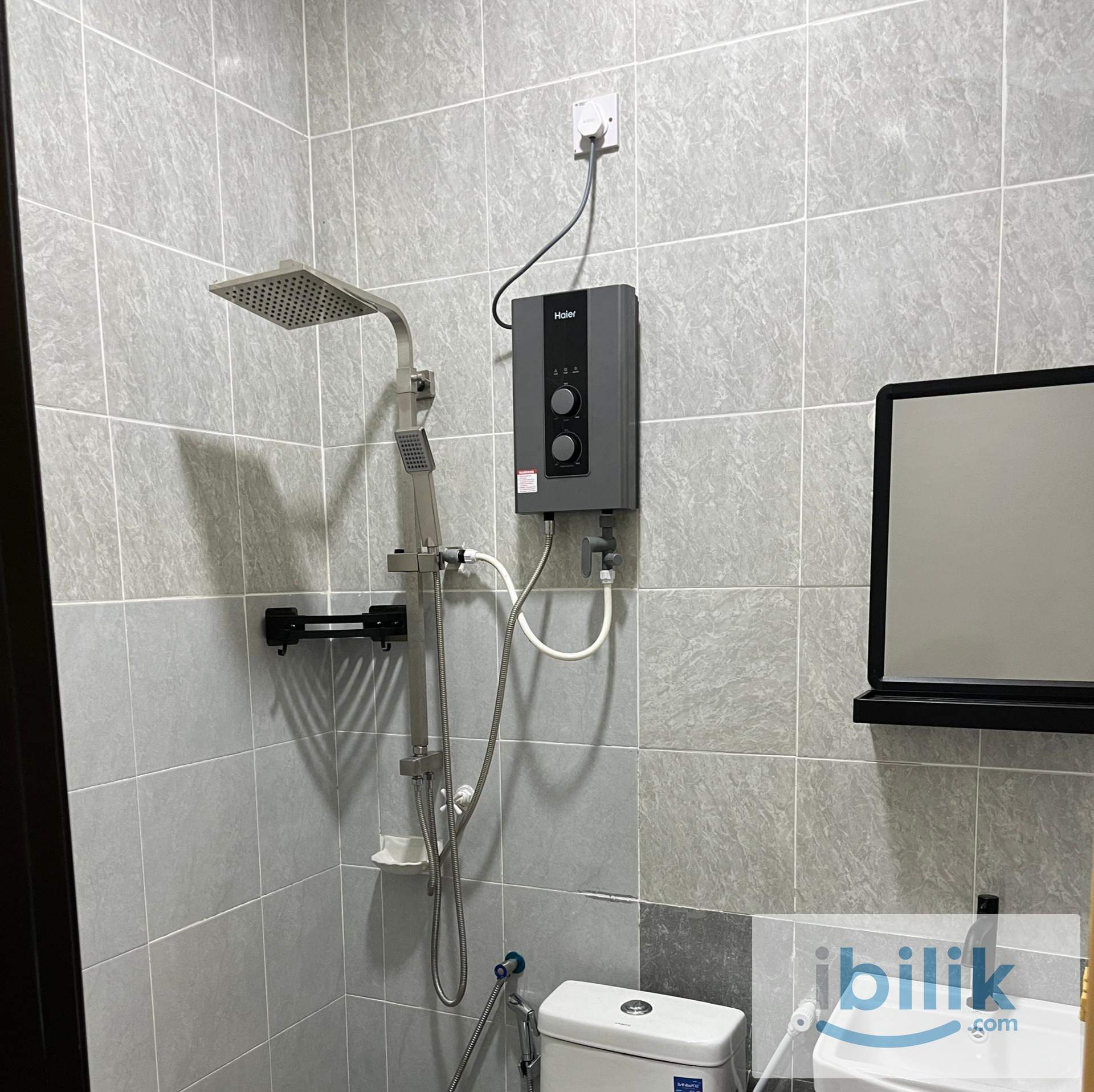 Master bedroom with private bathroom - Image 5
