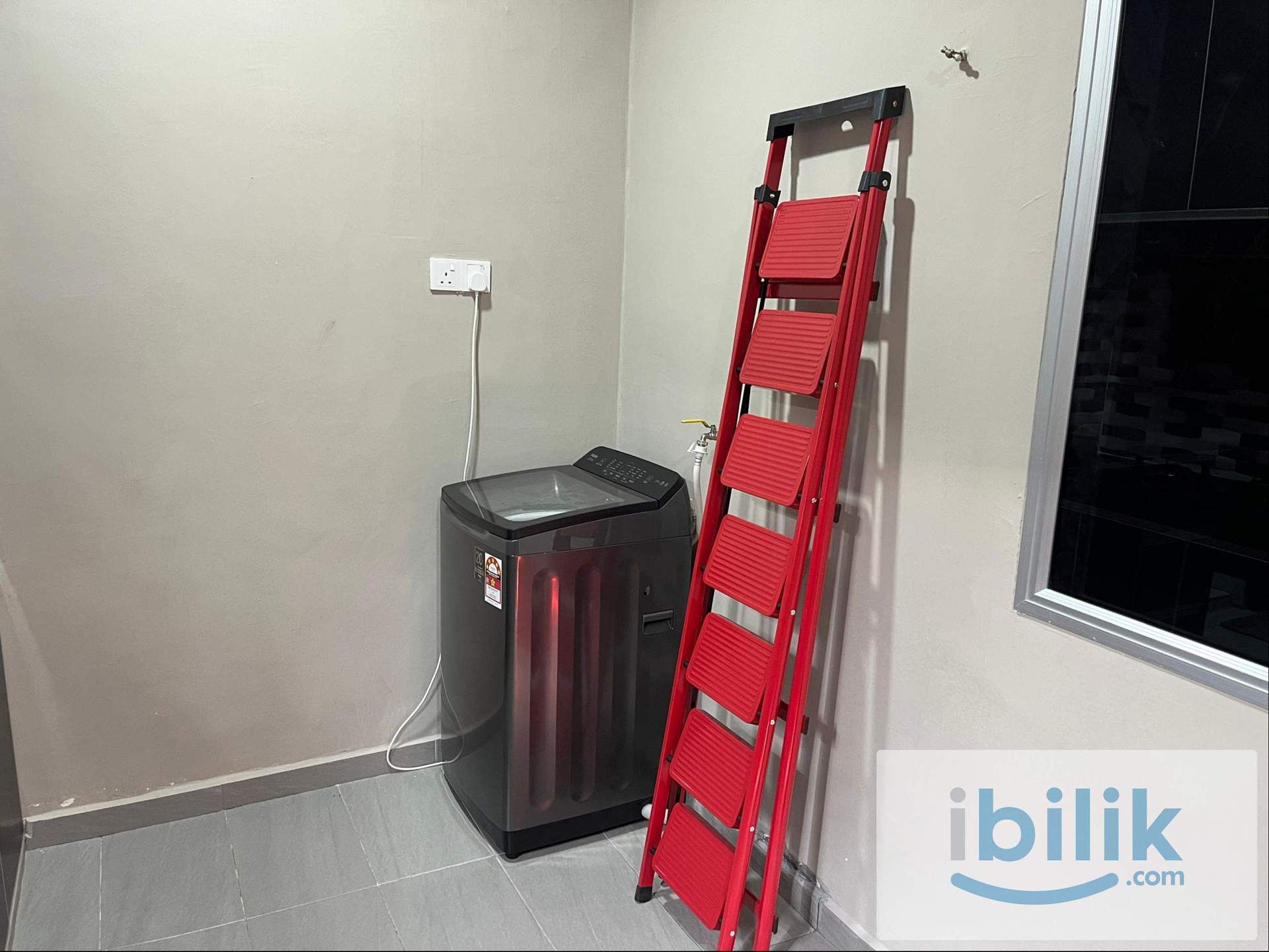 Master bedroom with private bathroom - Image 7