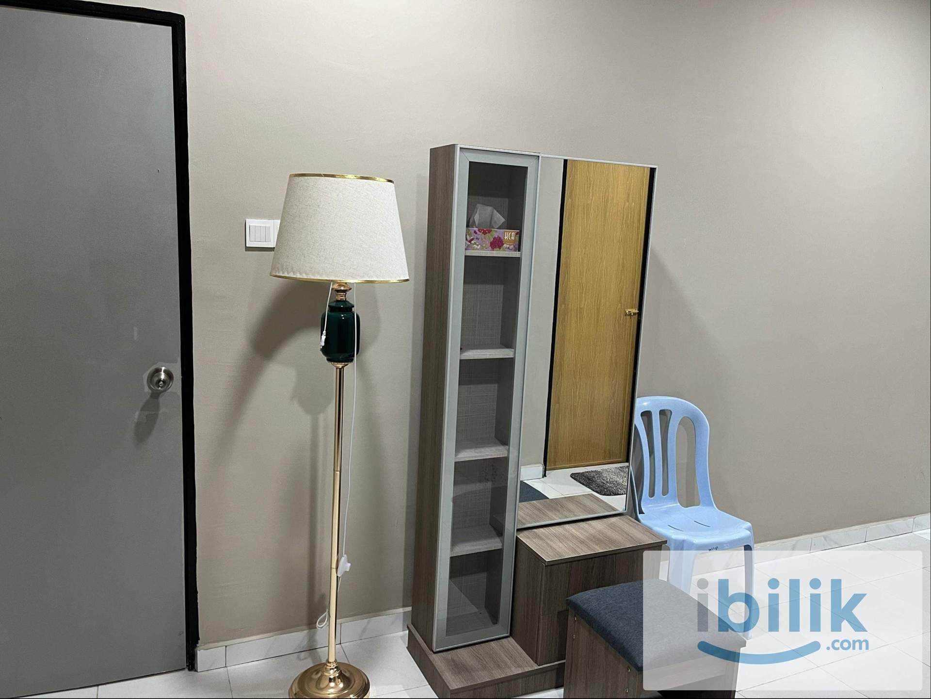 Master bedroom with private bathroom - Image 9