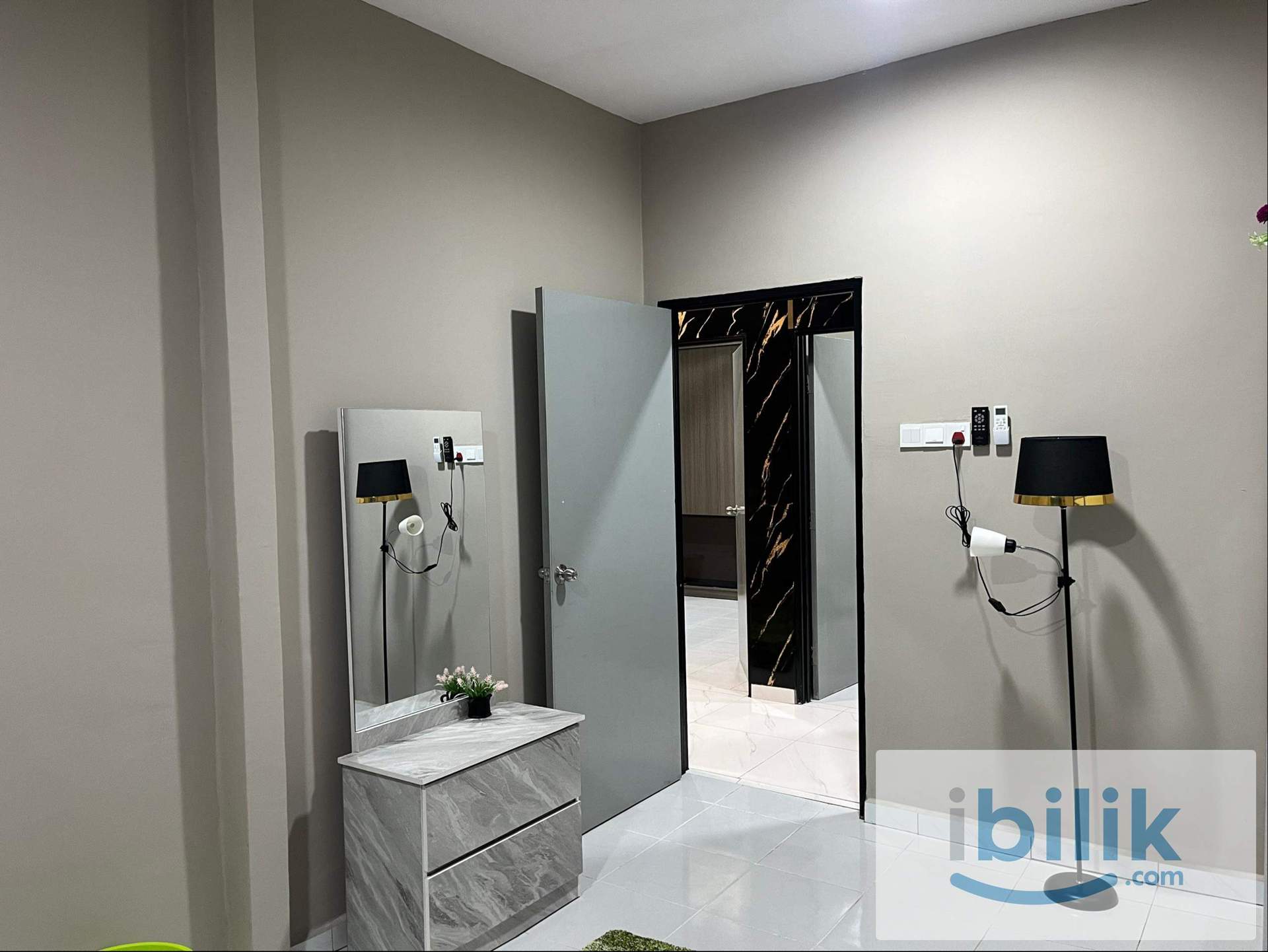 Middle room with shared bathroom - Image 4