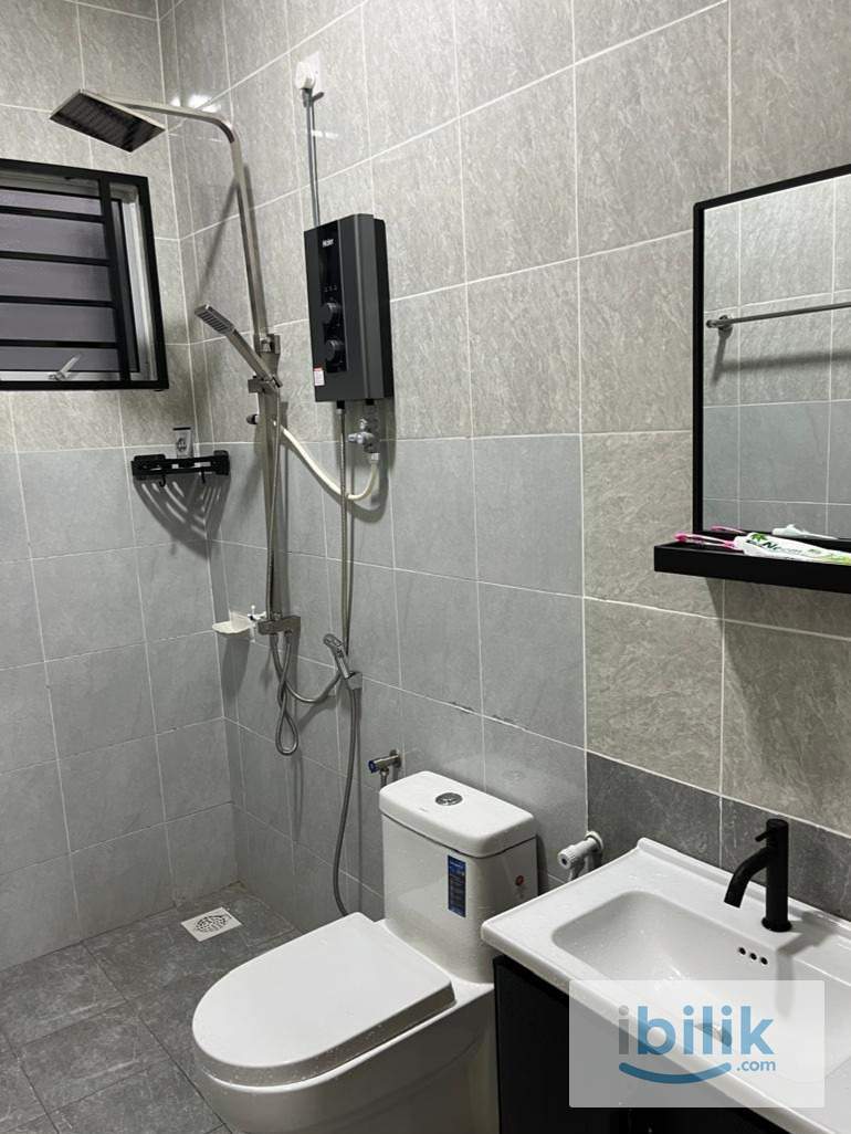 Middle room with shared bathroom - Image 9
