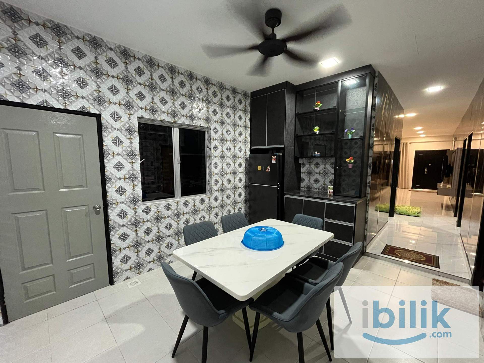 Master bedroom with private bathroom - Image 10