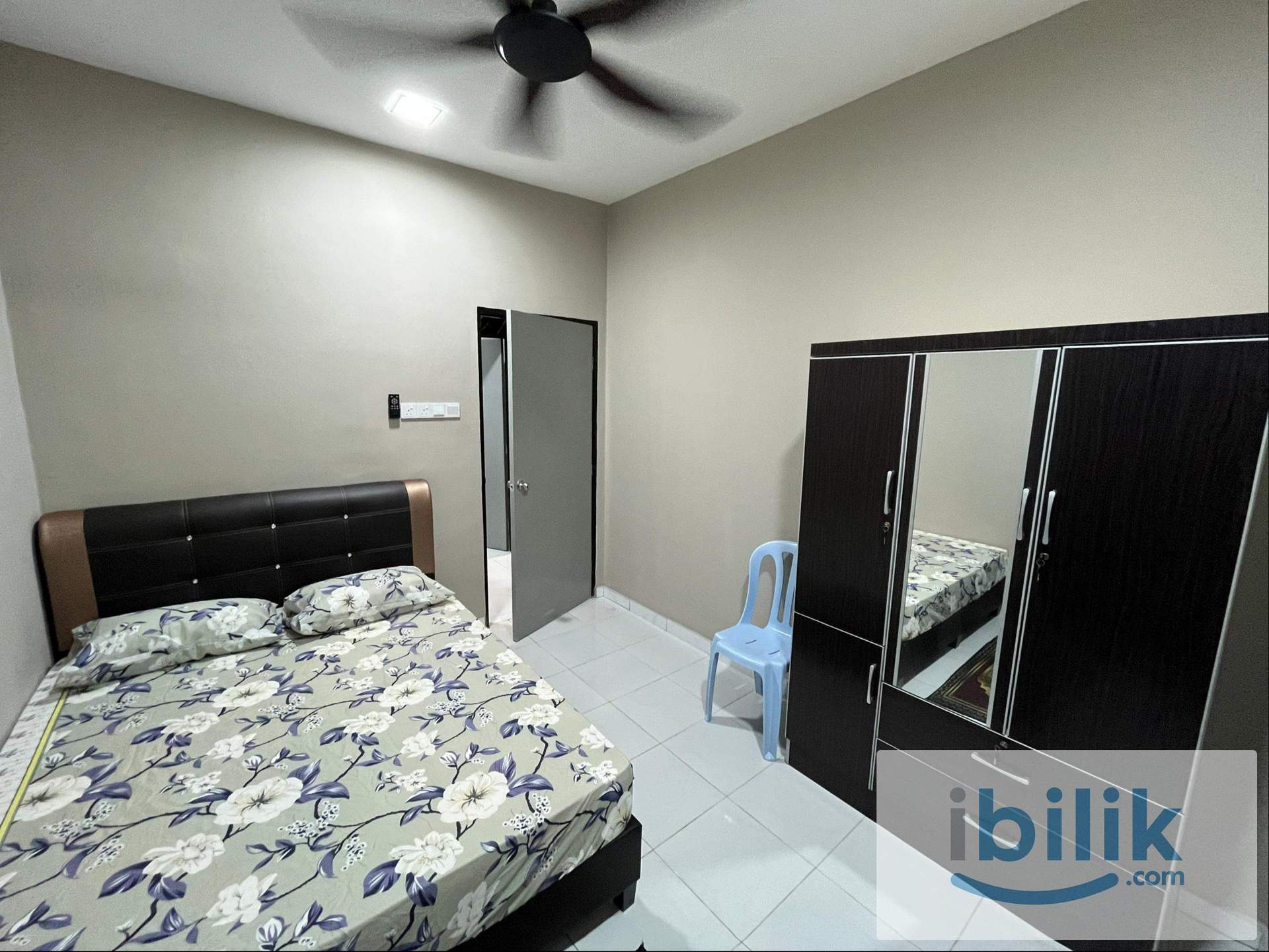 Middle room with shared bathroom - Image 3