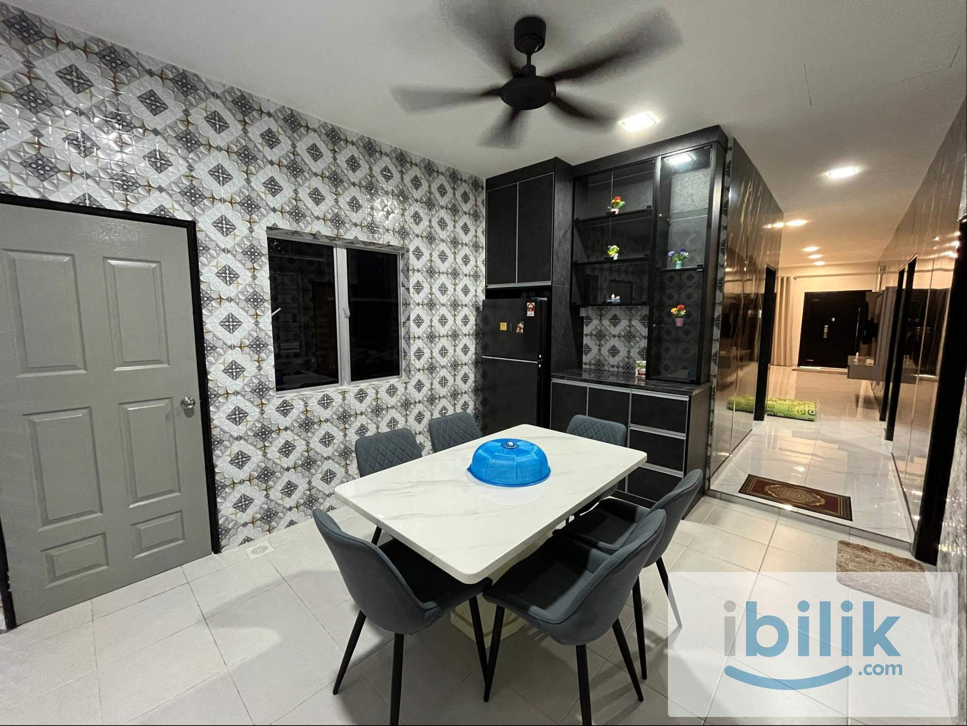 Middle room with shared bathroom - Image 4
