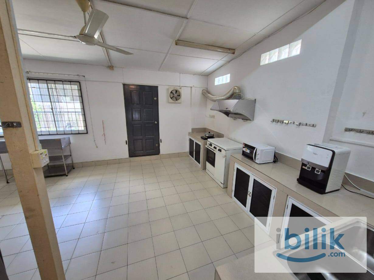 🏡 Live in style in a quiet, serene neighbourhood behind Maybank  at Laksamana Cheng Ho!  - Image 1