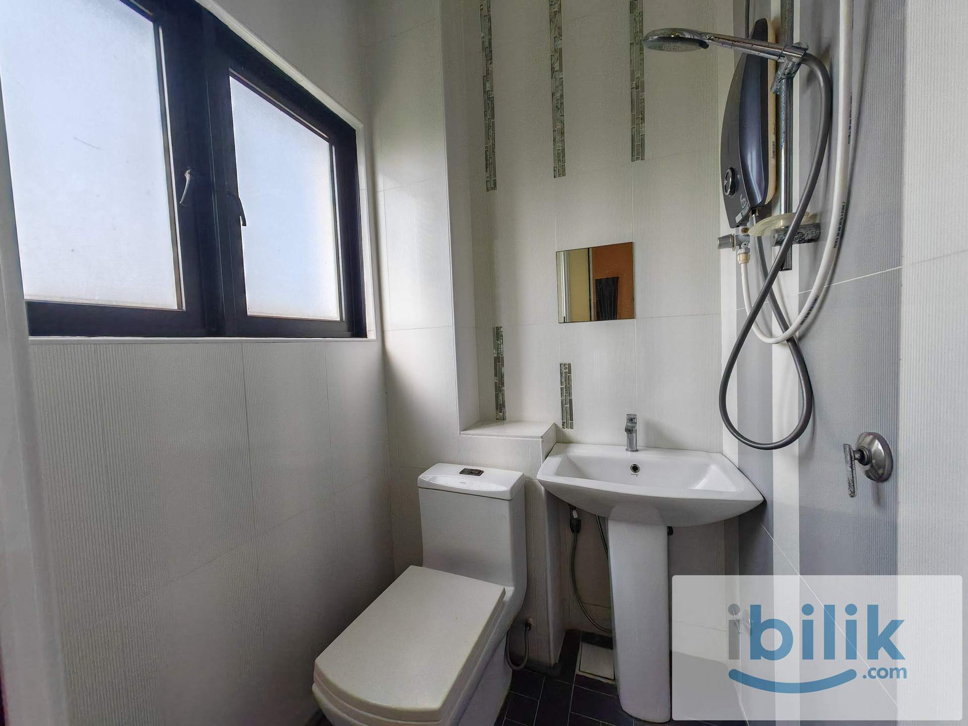 Botani Master Bedroom with Bathroom - Image 3