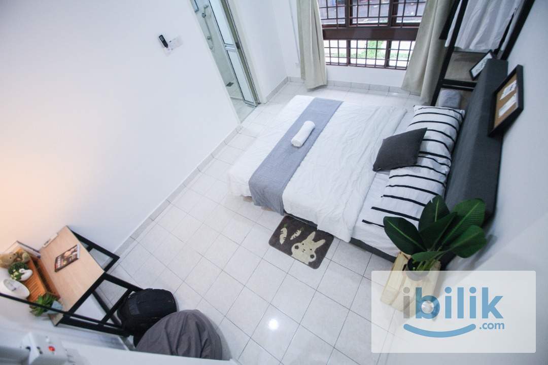 Walking distance to MRT🚆Include Utilities✅Master kingbedroom with private bathroom located in Palm Spring - Image 1