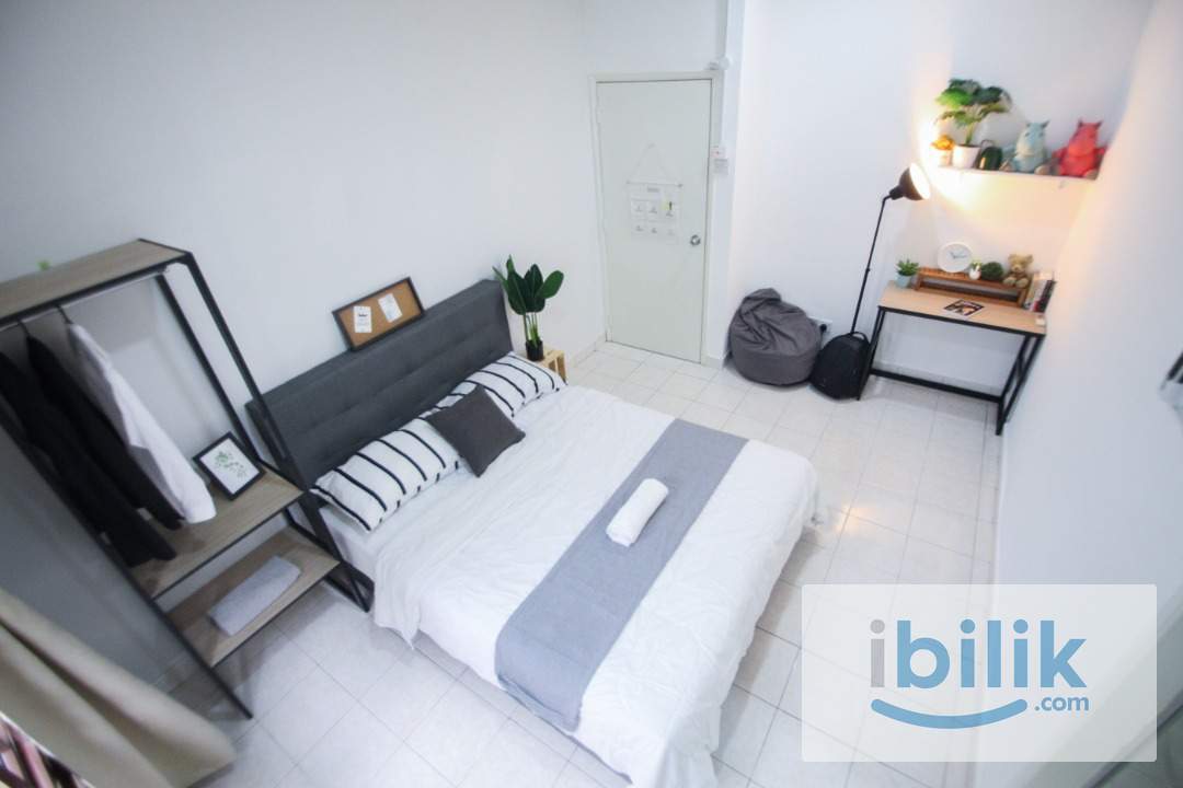 Walking distance to MRT🚆Include Utilities✅Master kingbedroom with private bathroom located in Palm Spring - Image 4