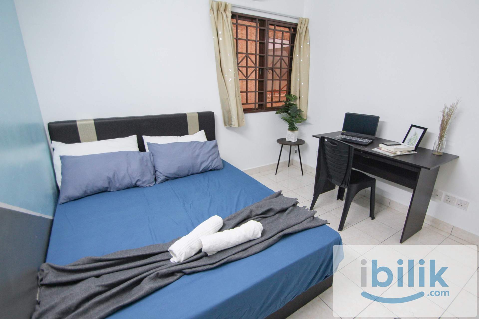 Walking distance to MRT🚆Include Utilities✅Middle Queenbedroom with windows and AC located in Palm Spring,KD - Image 2