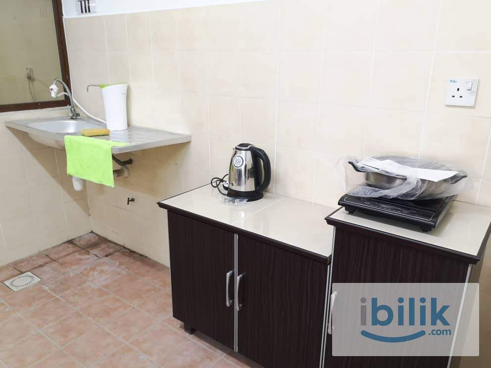 Walking distance to MRT🚆Include Utilities✅Middle Queenbedroom with windows and AC located in Palm Spring,KD - Image 9