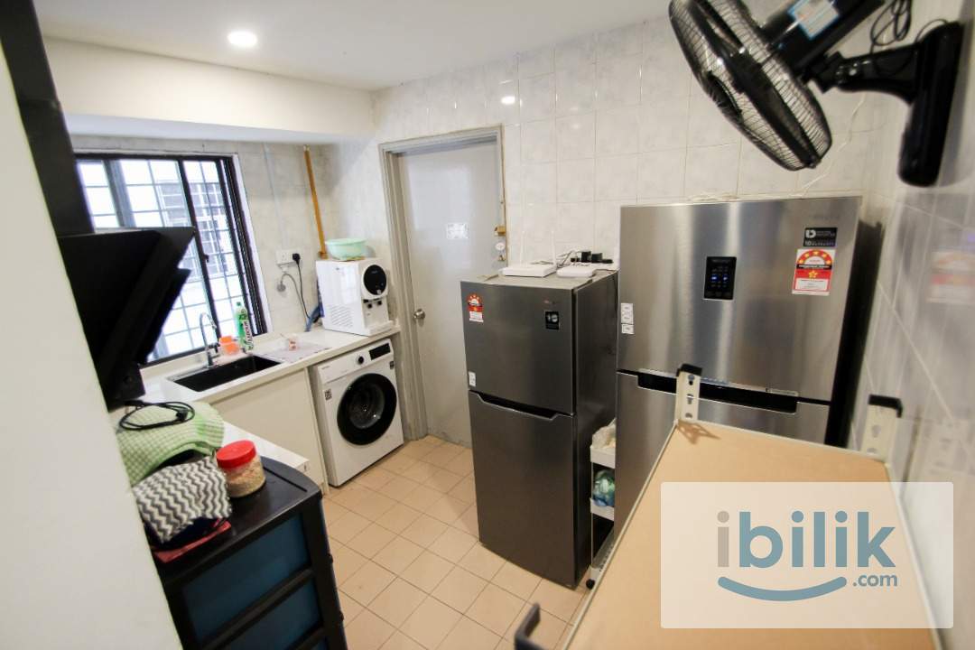 Walking distance to LRT🚆Best Location✅Middle Queenbedroom with window and AC located in Kenanga Point - Image 6