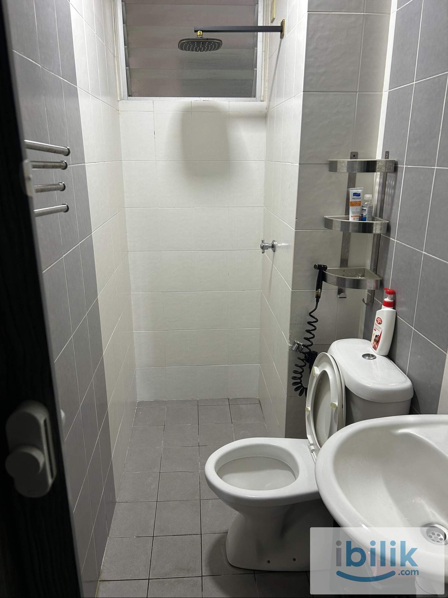 Single Room at MEWAH 9 RESIDENCE APARTMENT. - Image 3