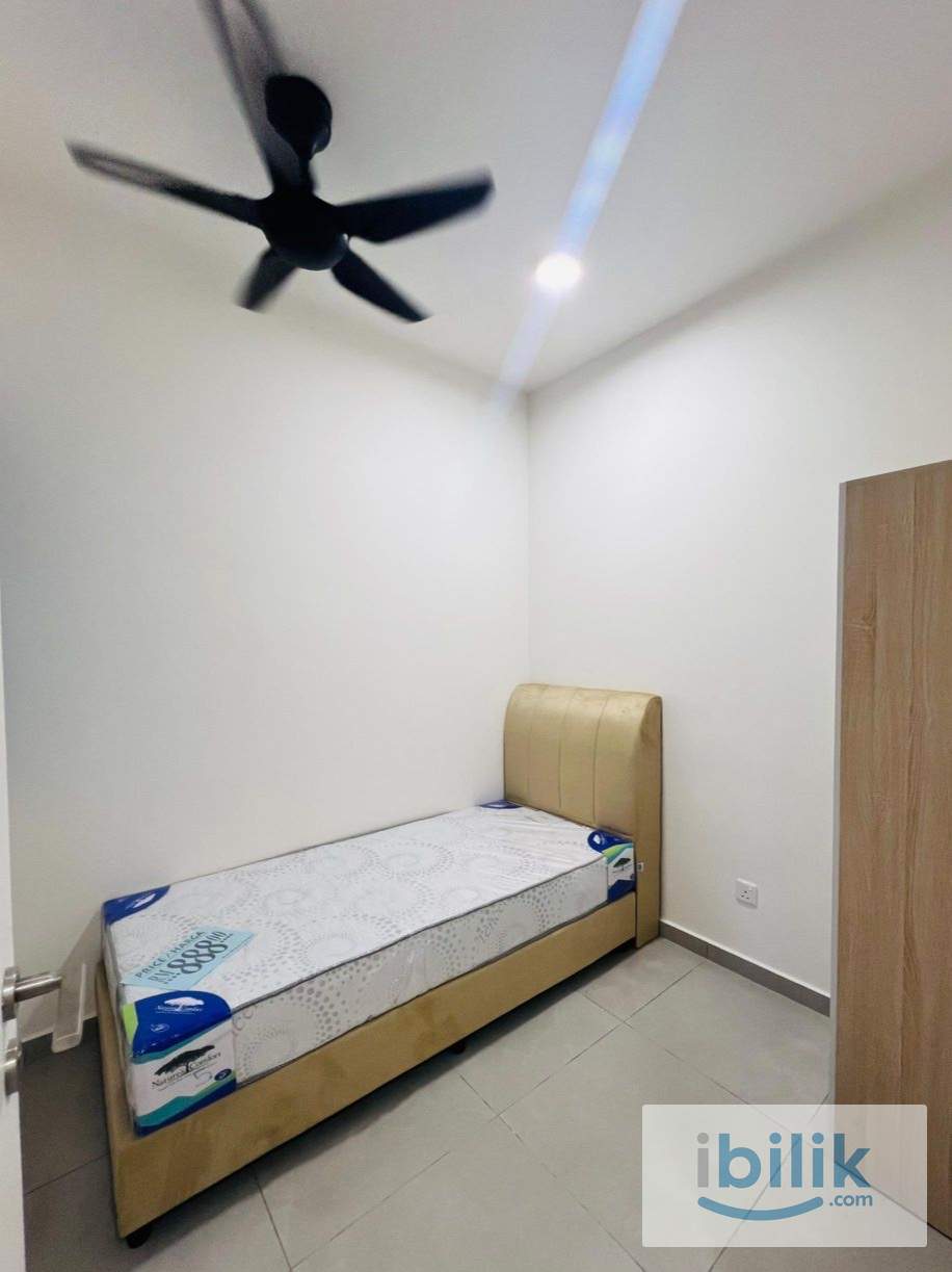 🚶‍♂️‍➡️Walking 5 mins to LRT Middle Room For Rent  - Image 1