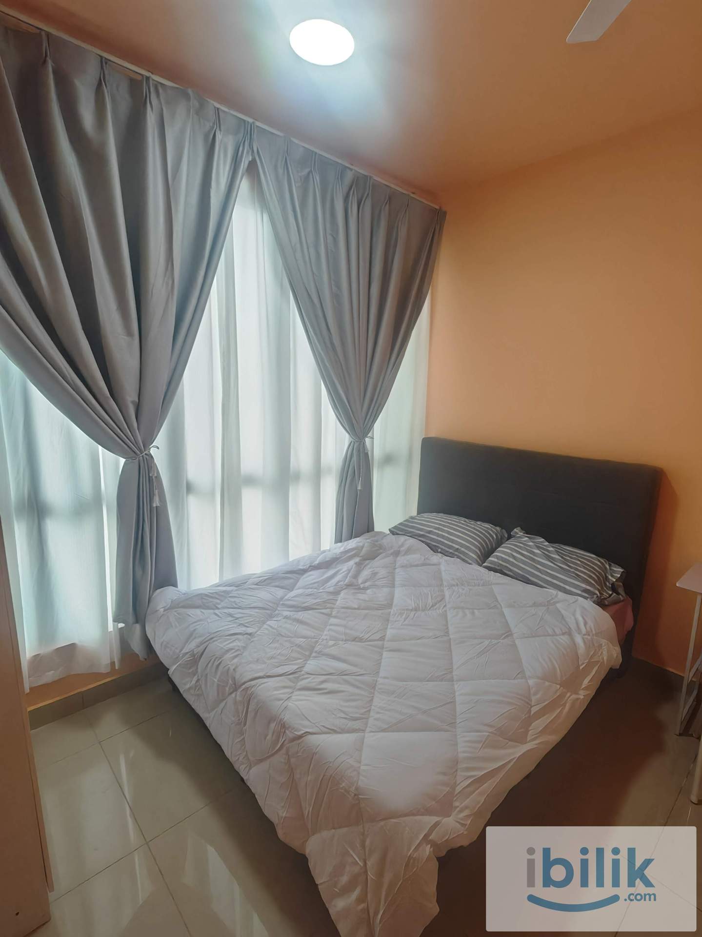 Danga bay Middle Room - Image 1