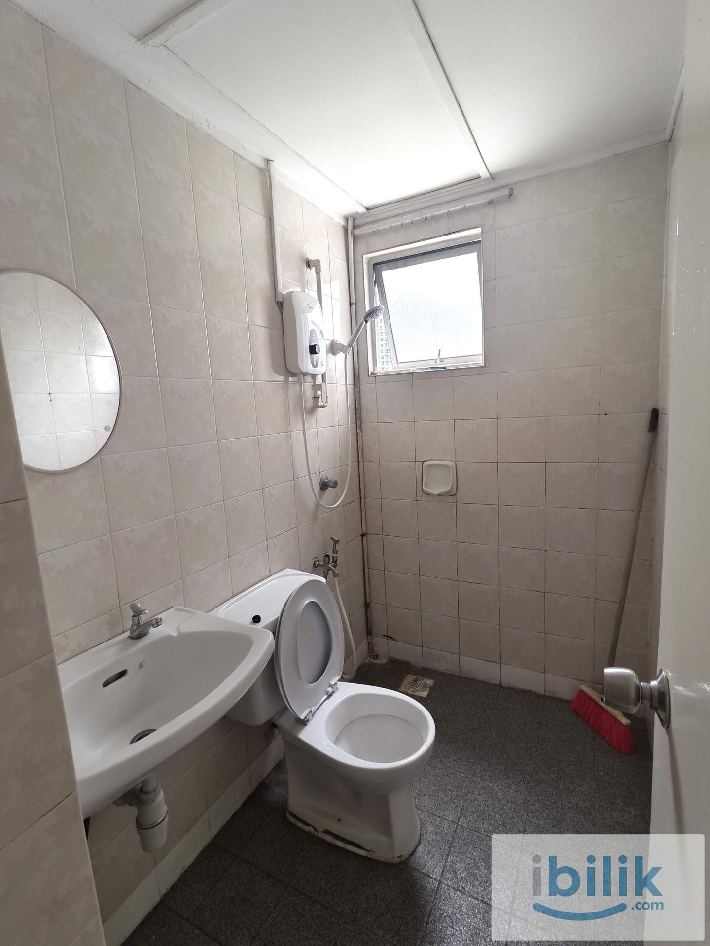 Ara Damansara - Mix Gender & Female Unit Rooms - Image 10