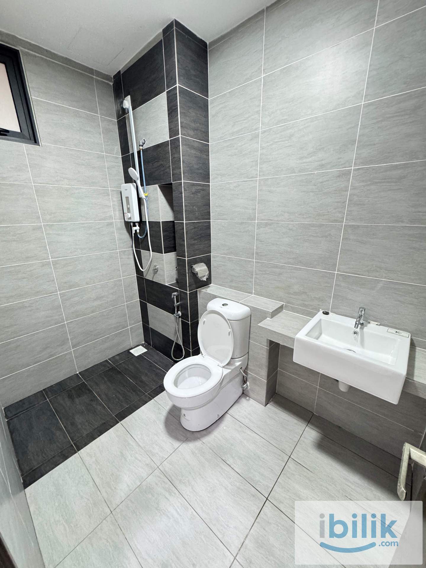 Master Bedroom 1 @ 8scape Residences - Image 5