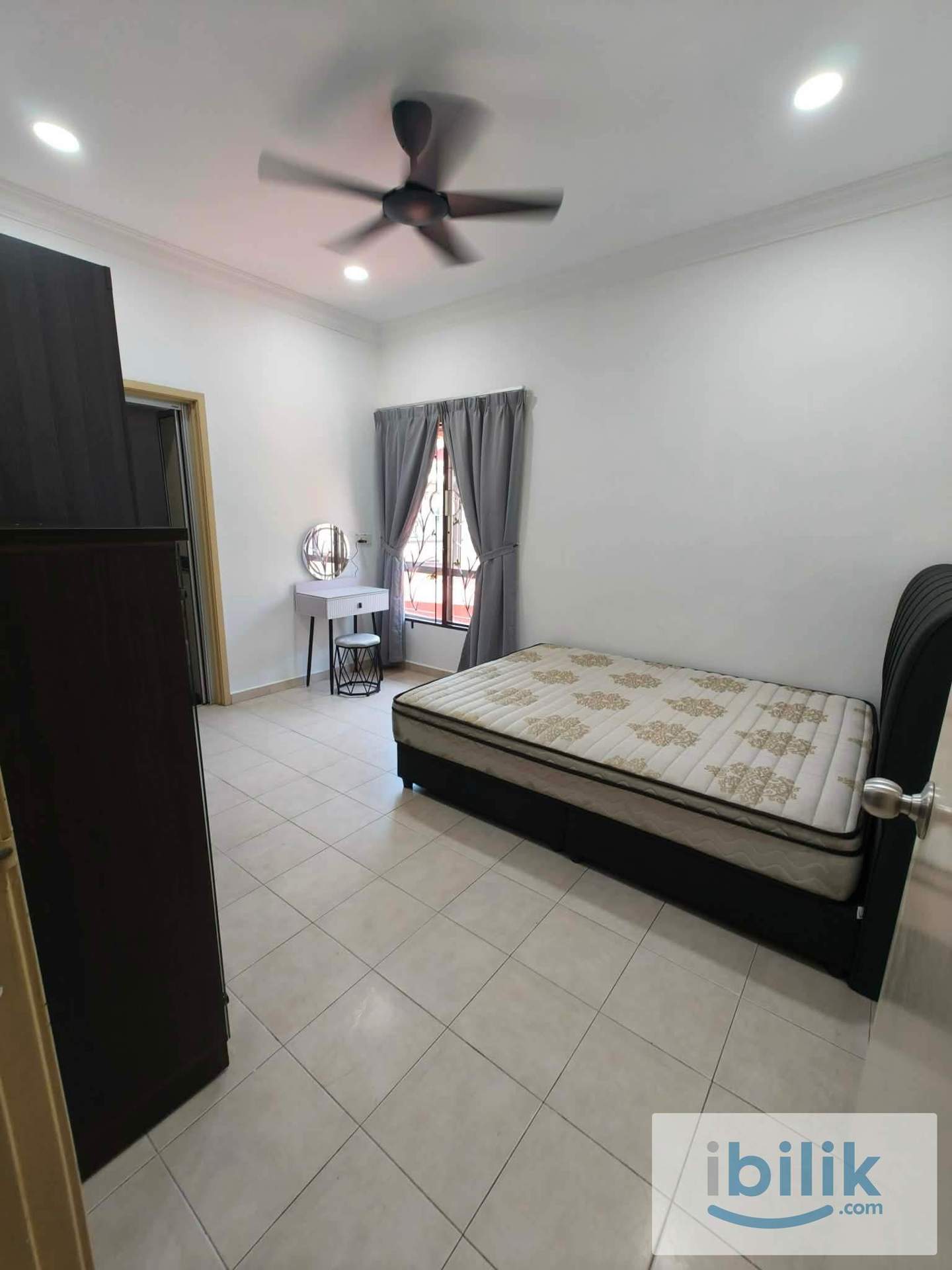 Medium Room - Image 4