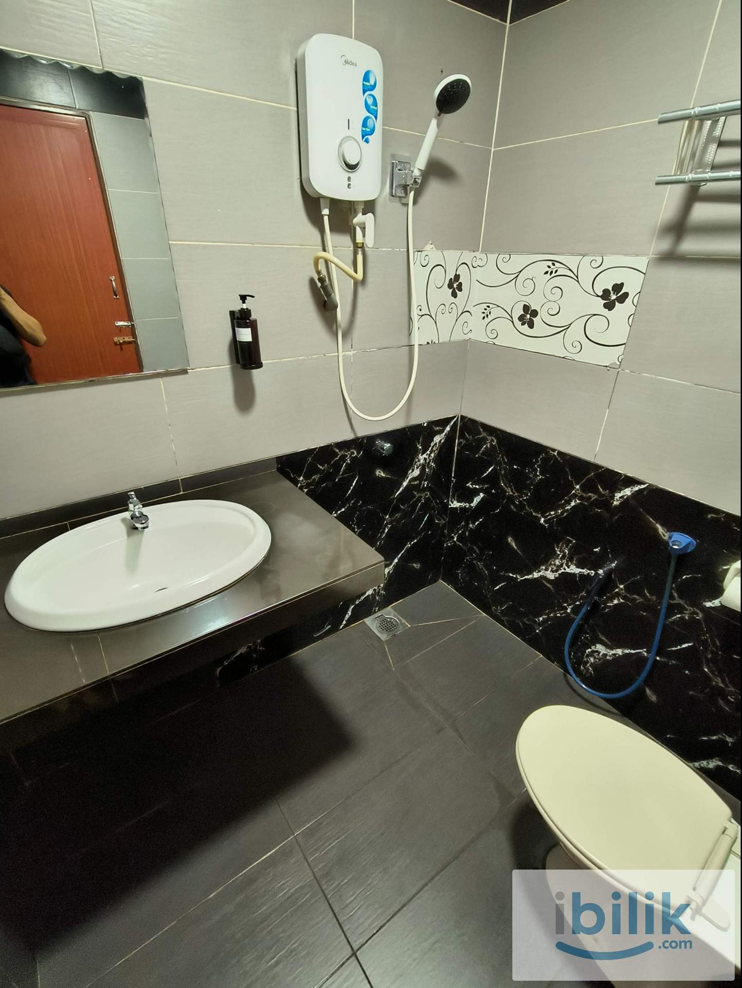 Luxury Co-Living Hotel Room - Image 3