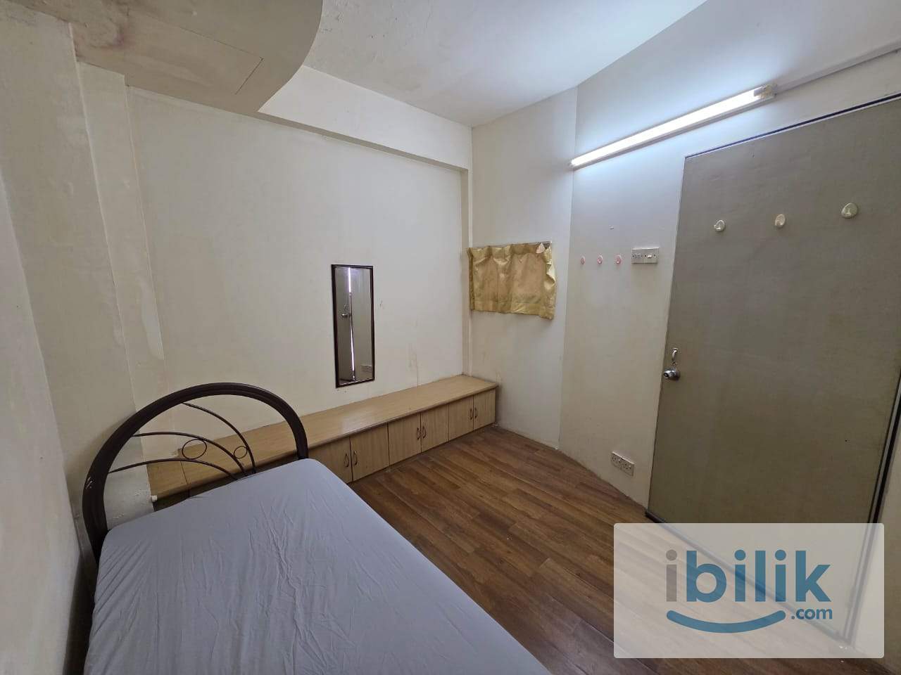 Spacious Single Room - Image 3