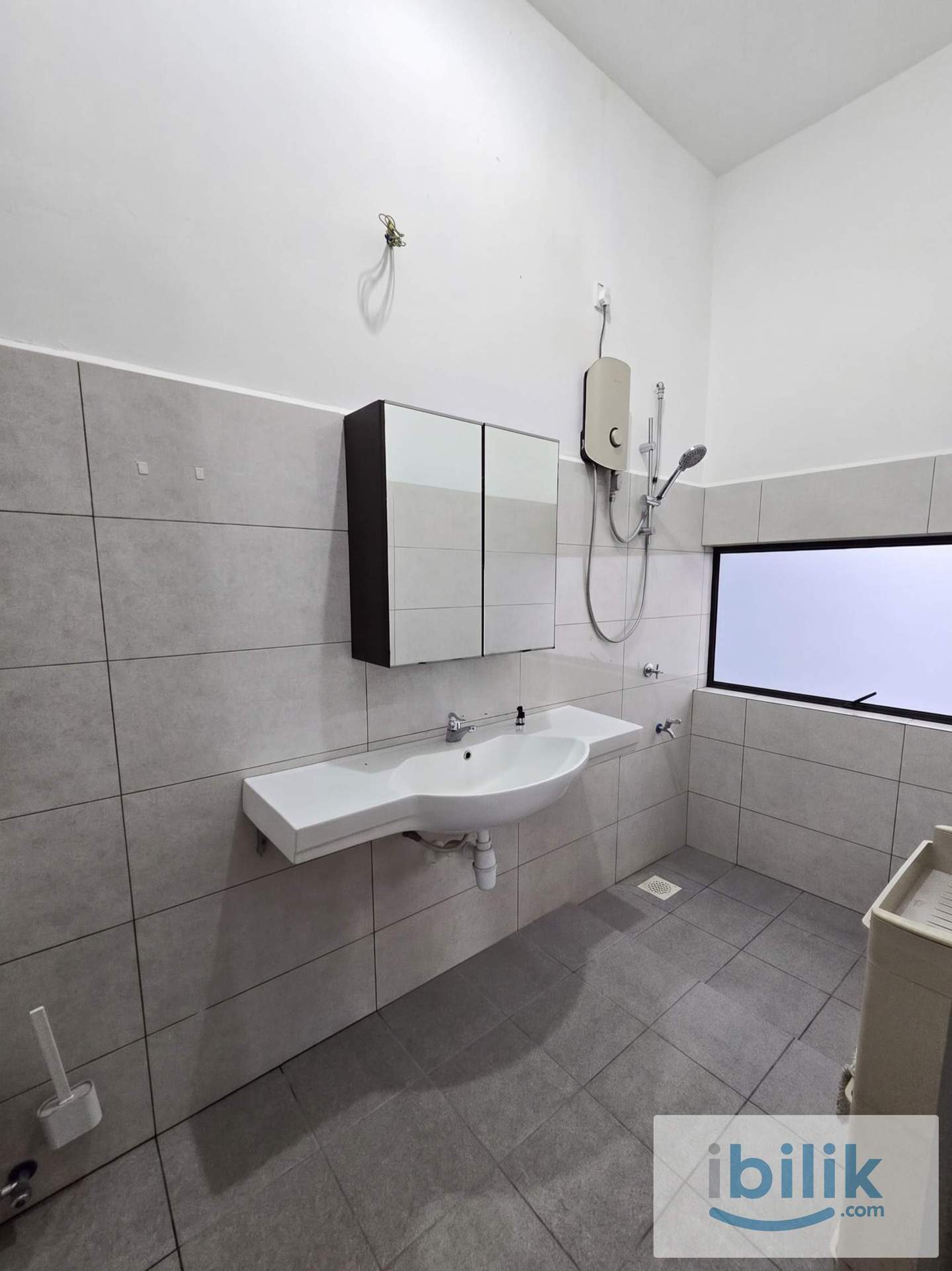 Mentakab Master Bedroom + Private Bathroom + Private Balcony - Image 2