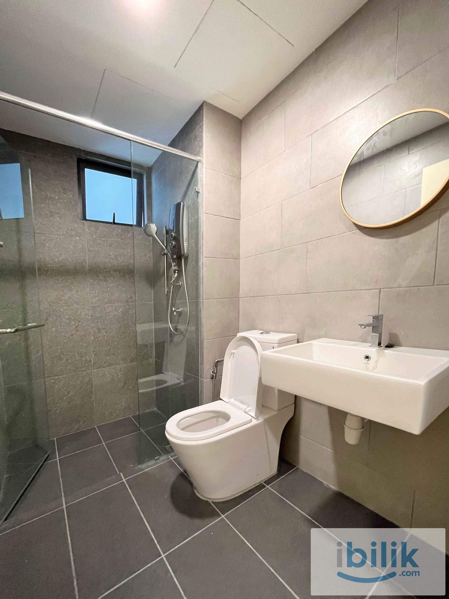 Low Deposit Middle Room Ready To Move In At Meta Residence, Seri Kembangan - Image 4