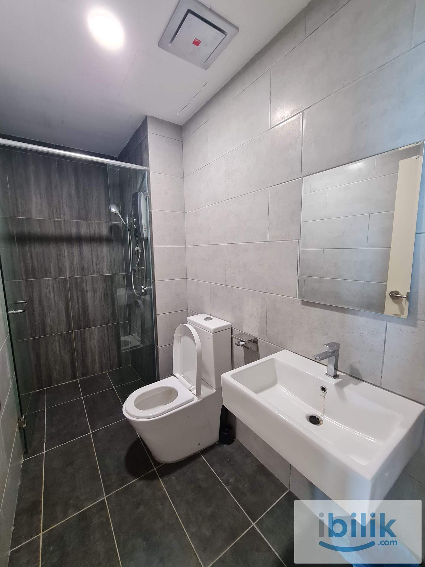Cozy Single Room Low Deposit With 5 Mins To MRT, Ready To Move In  - Image 4