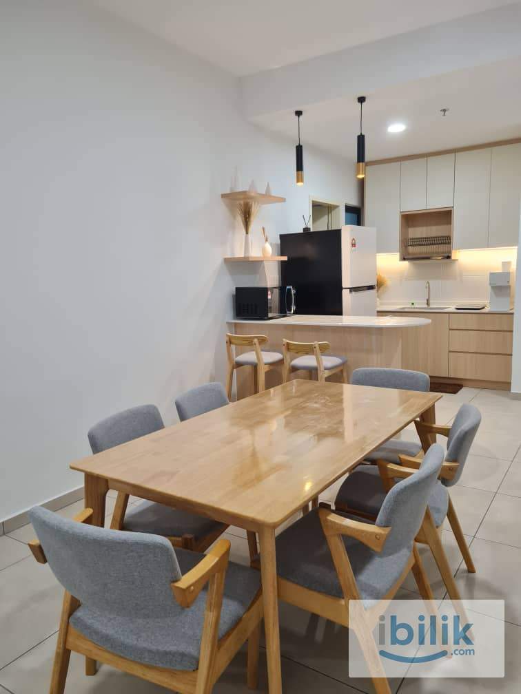Low Deposit Middle Room I Cozy ID Design I 5 Mins To MRT  - Image 3