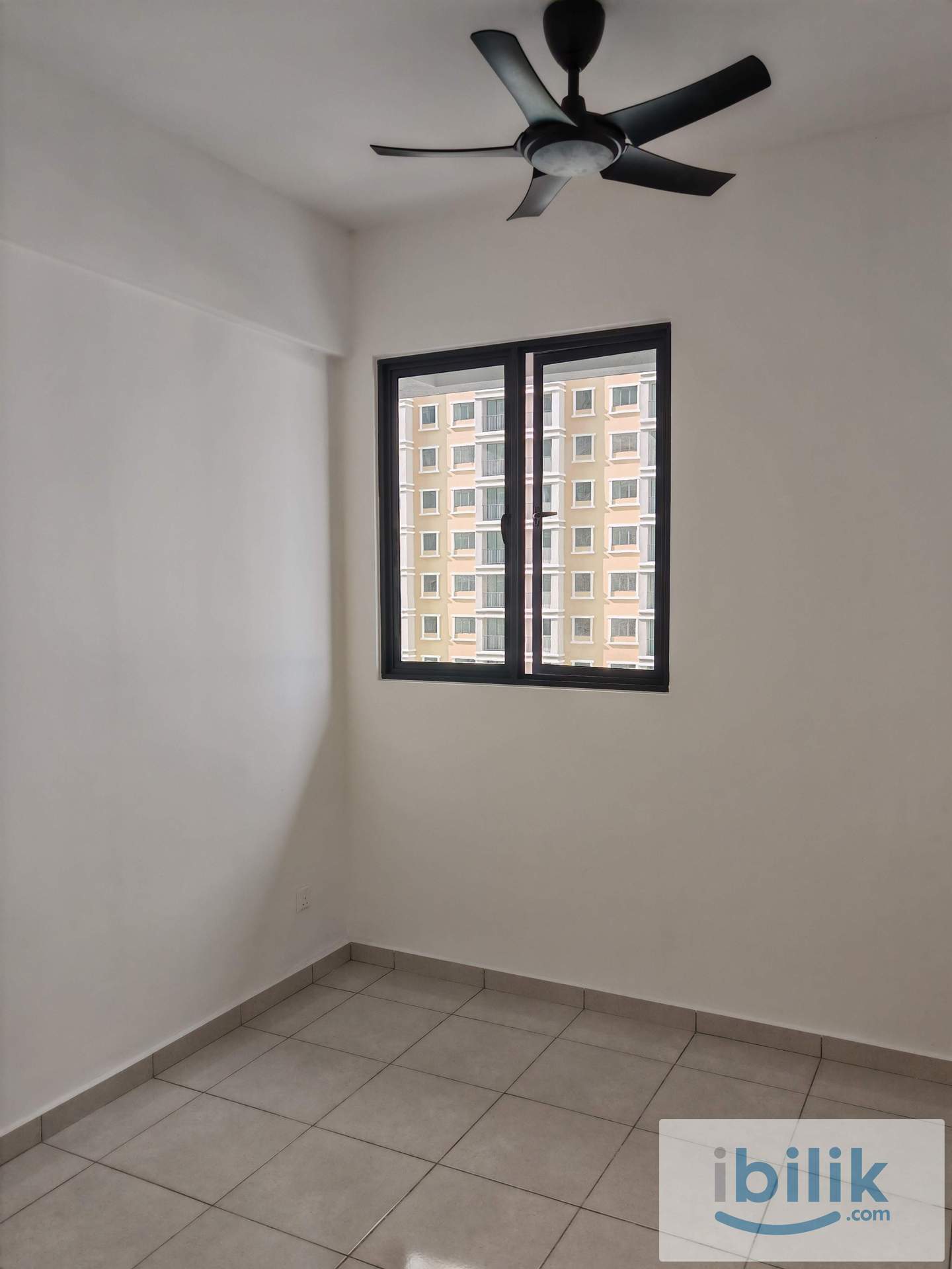 Middle Room in Ideal Venice  - Image 2