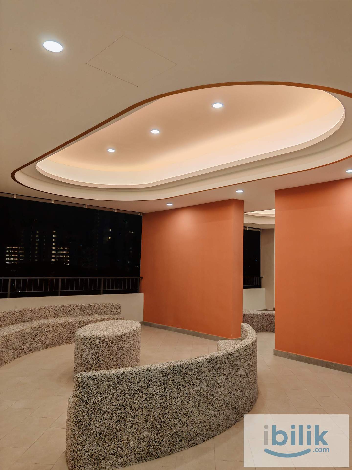 Middle Room in Ideal Venice  - Image 4