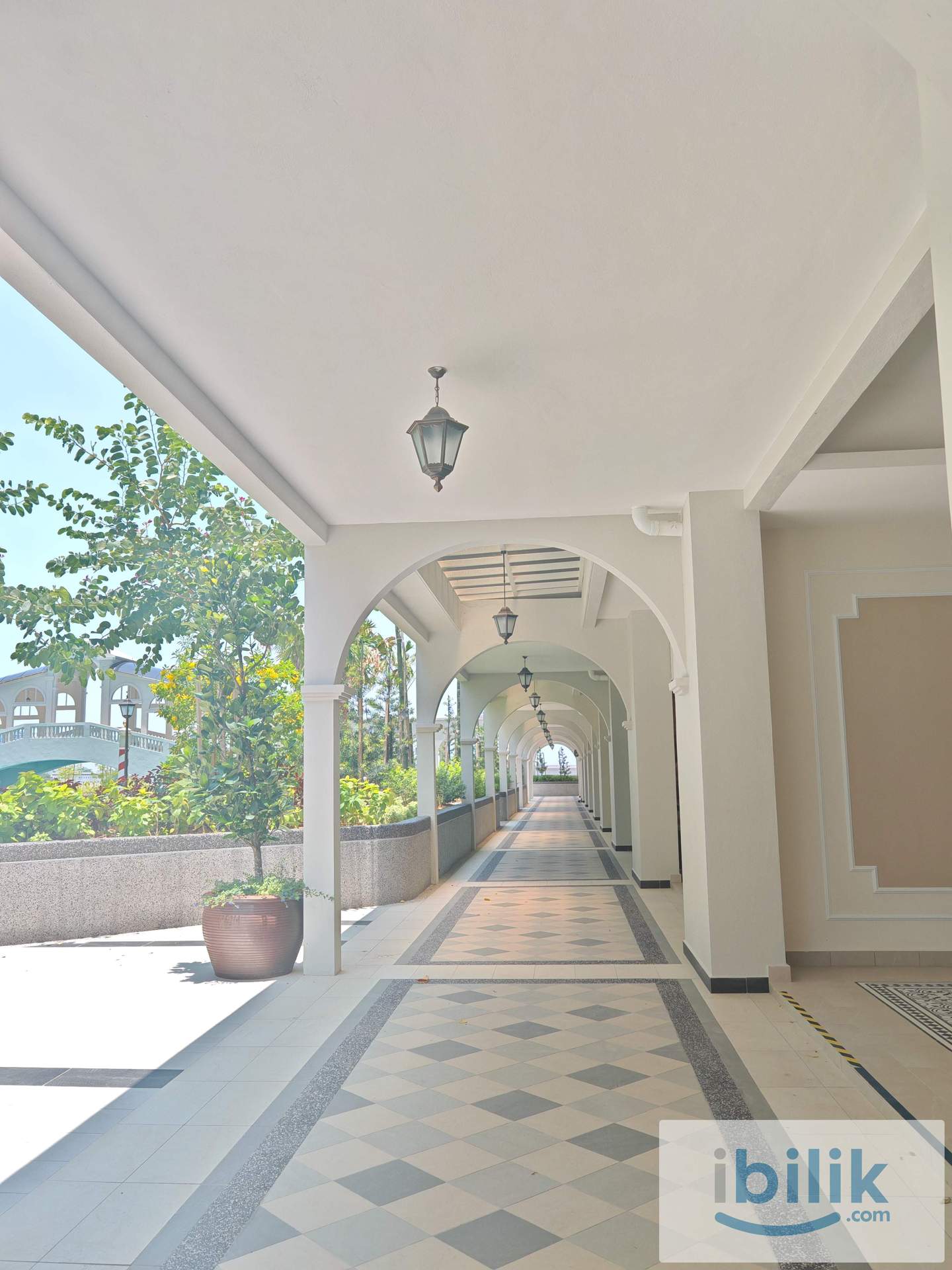 Middle Room in Ideal Venice  - Image 5