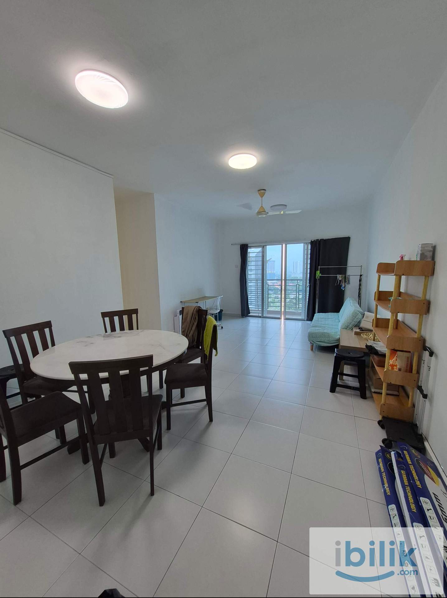 Middle bedroom for rent near CIQ - Image 1