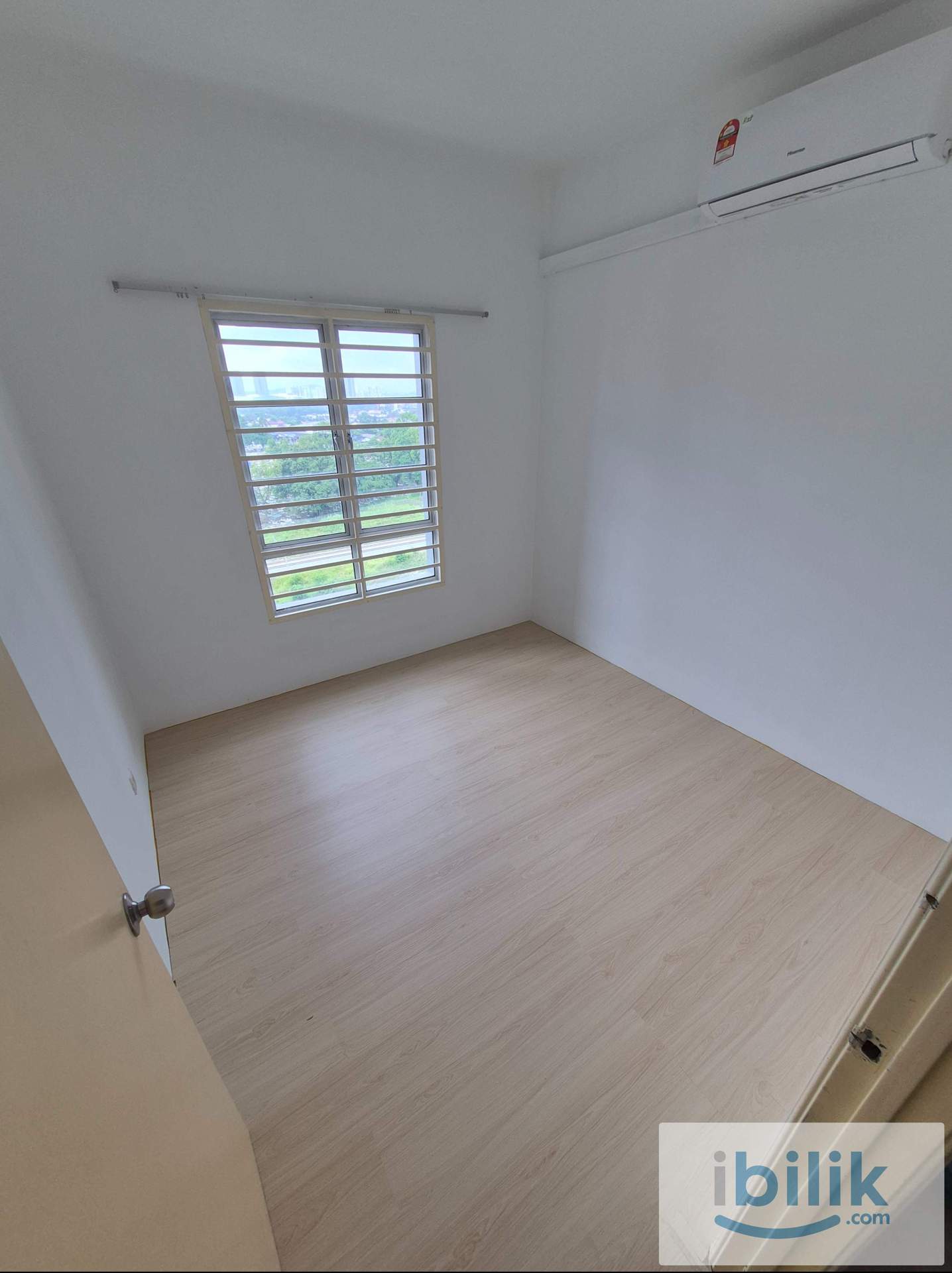 Middle bedroom for rent near CIQ - Image 7