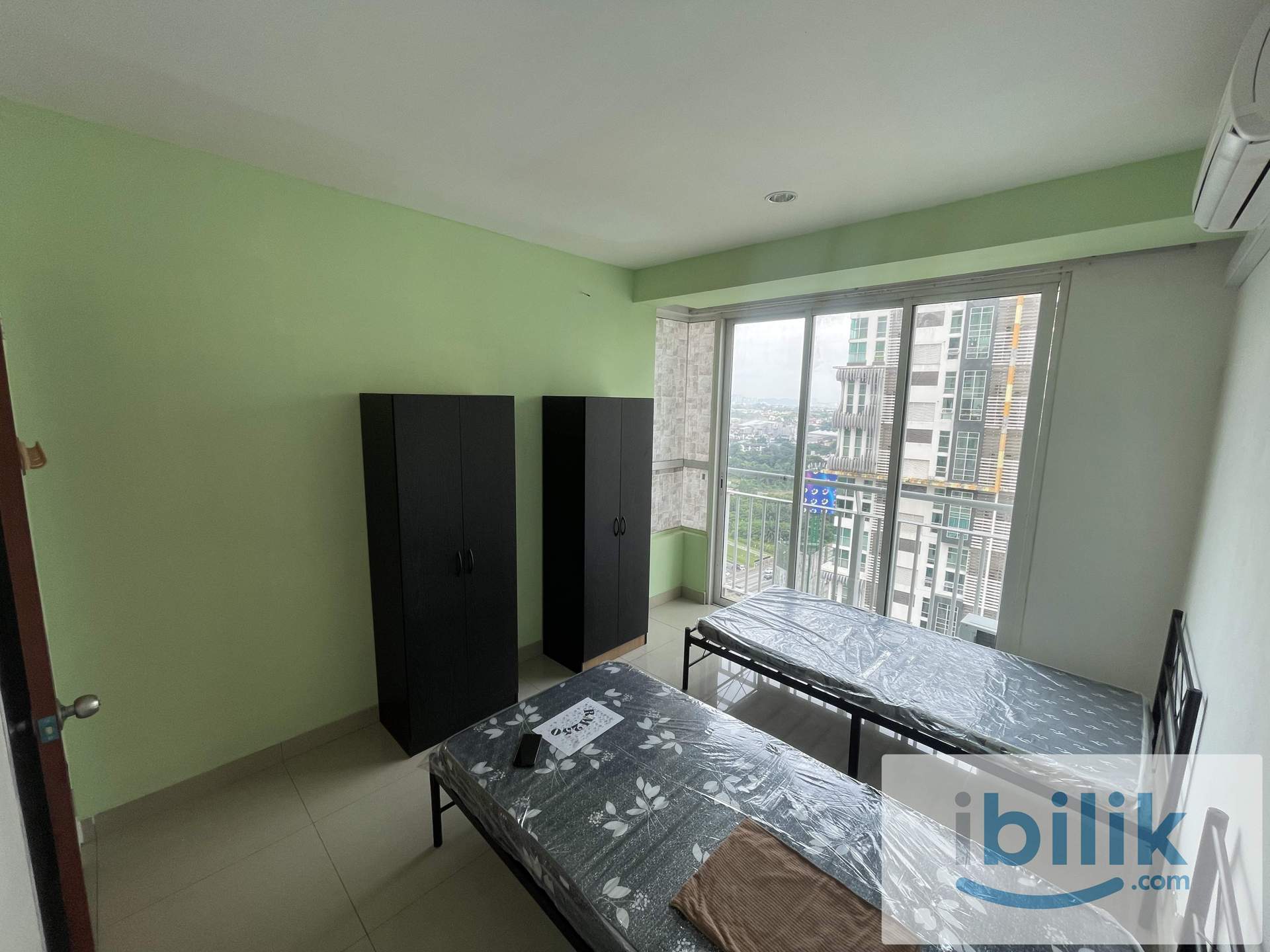 Sharing room - Image 1