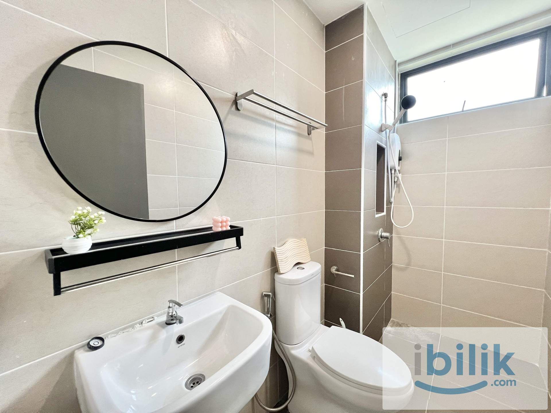 Middle room for rent in Marina Residence - Image 5
