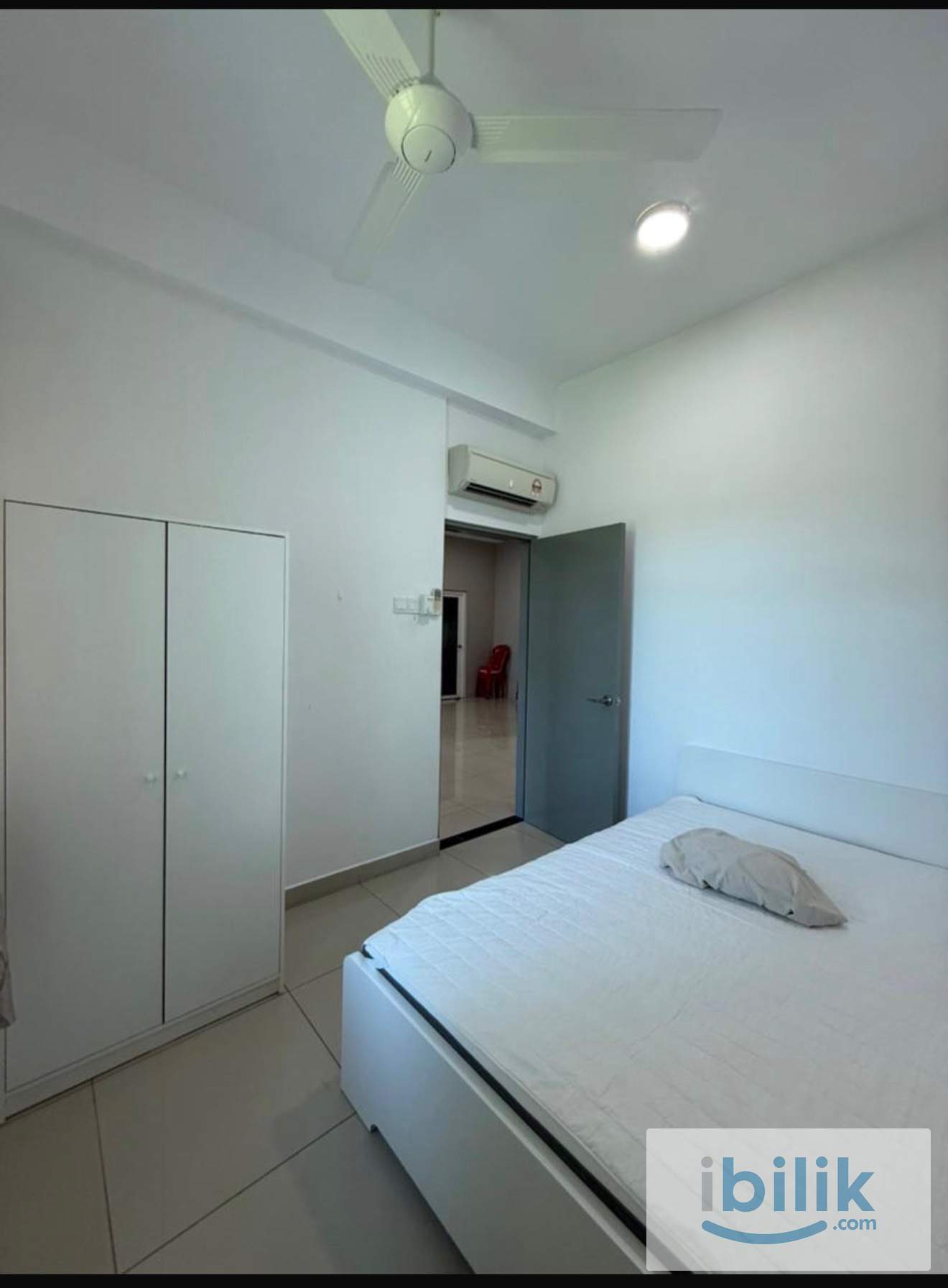 Middle room with private bathroom for rent - Image 1