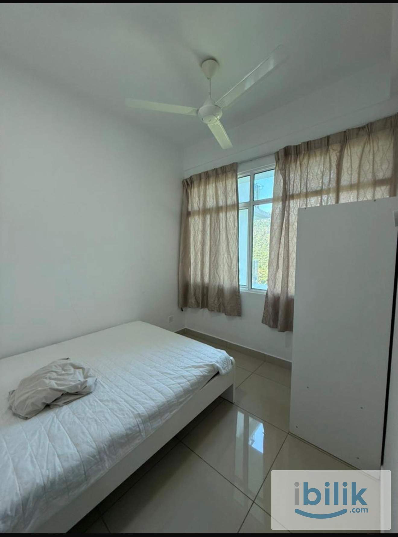 Middle room with private bathroom for rent - Image 2