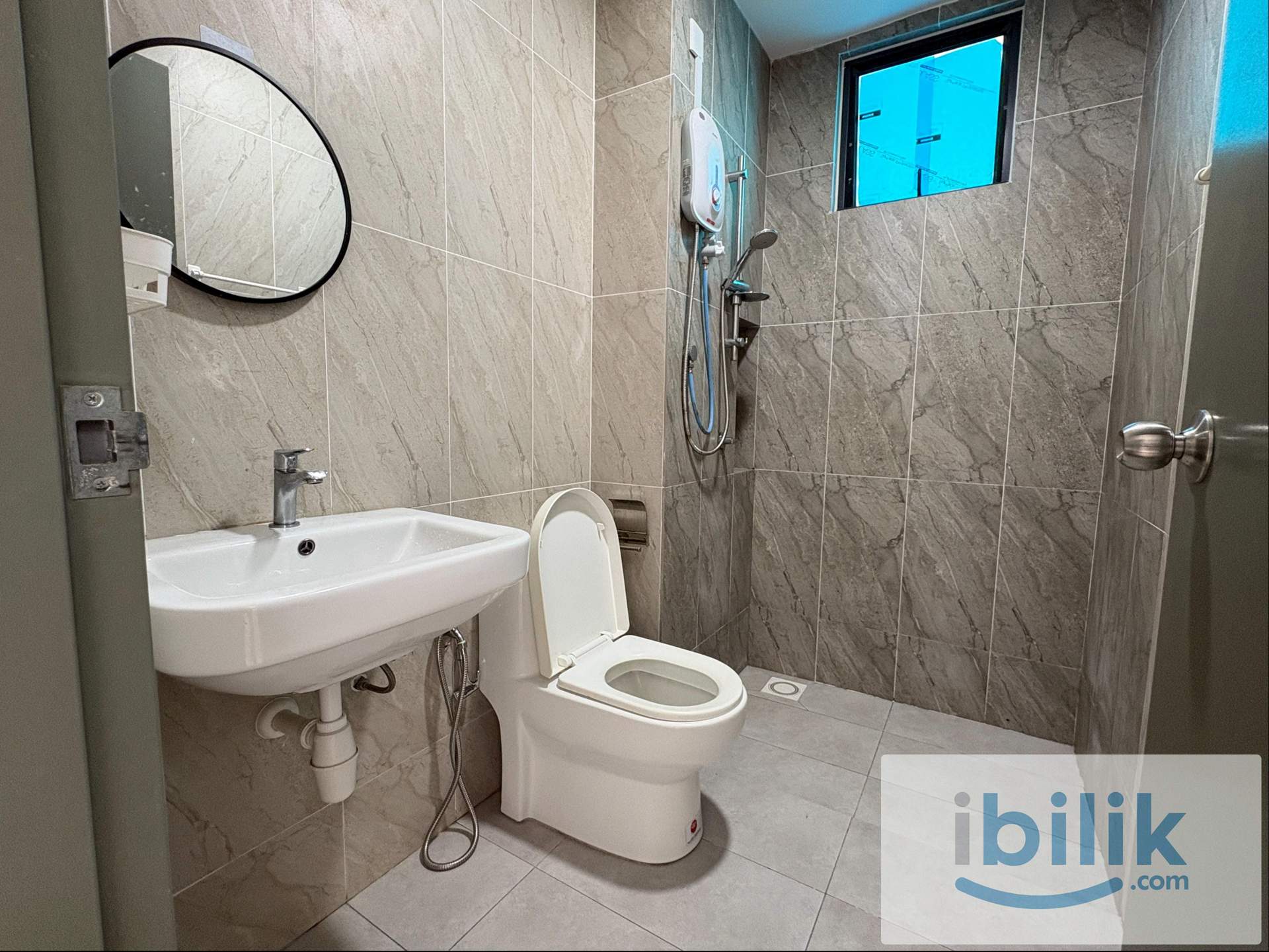 Herz Master Room with Private Bathroom - Image 5