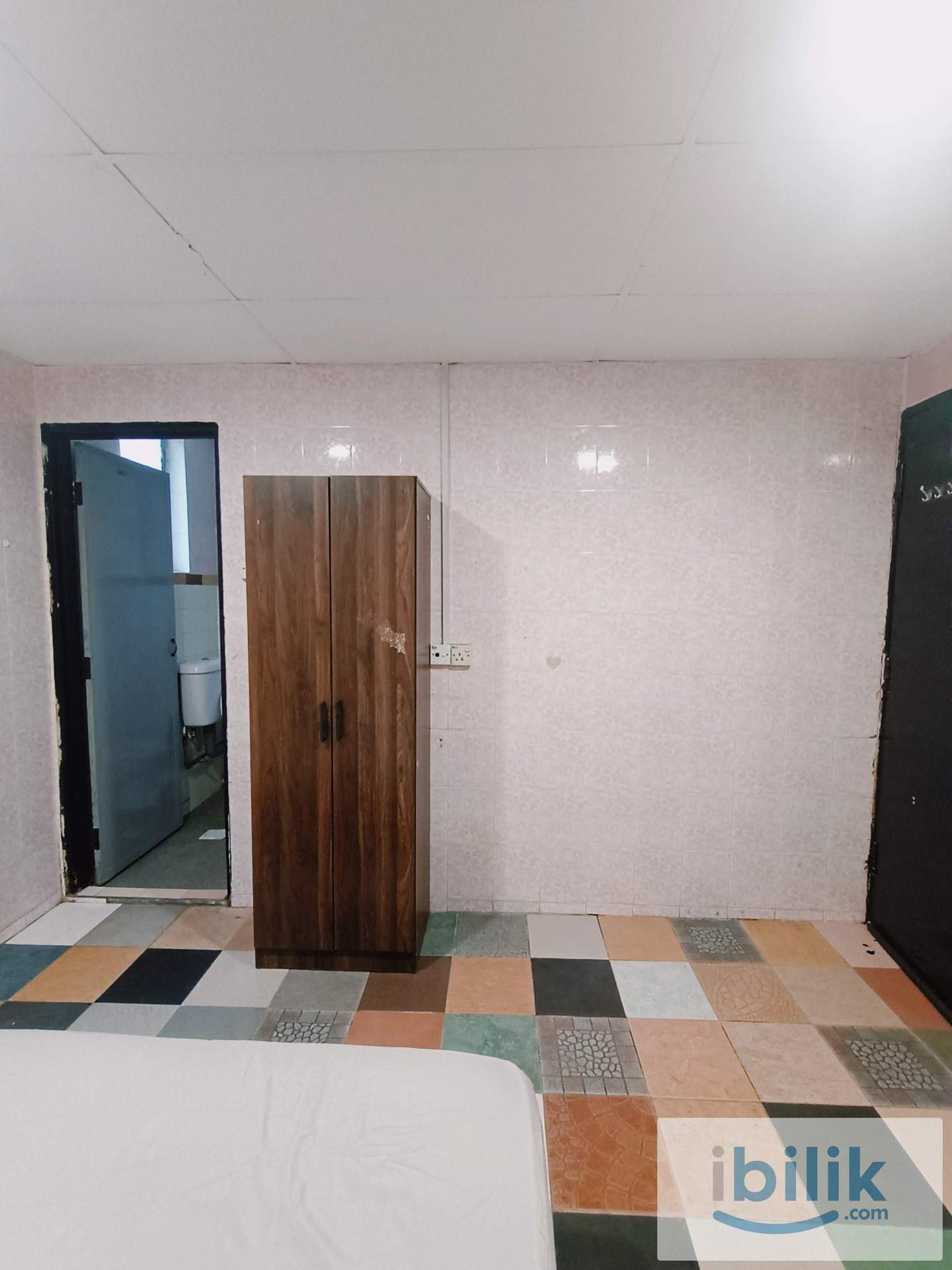Big room. Private bathroom. Good vibes only ✨ - Image 4