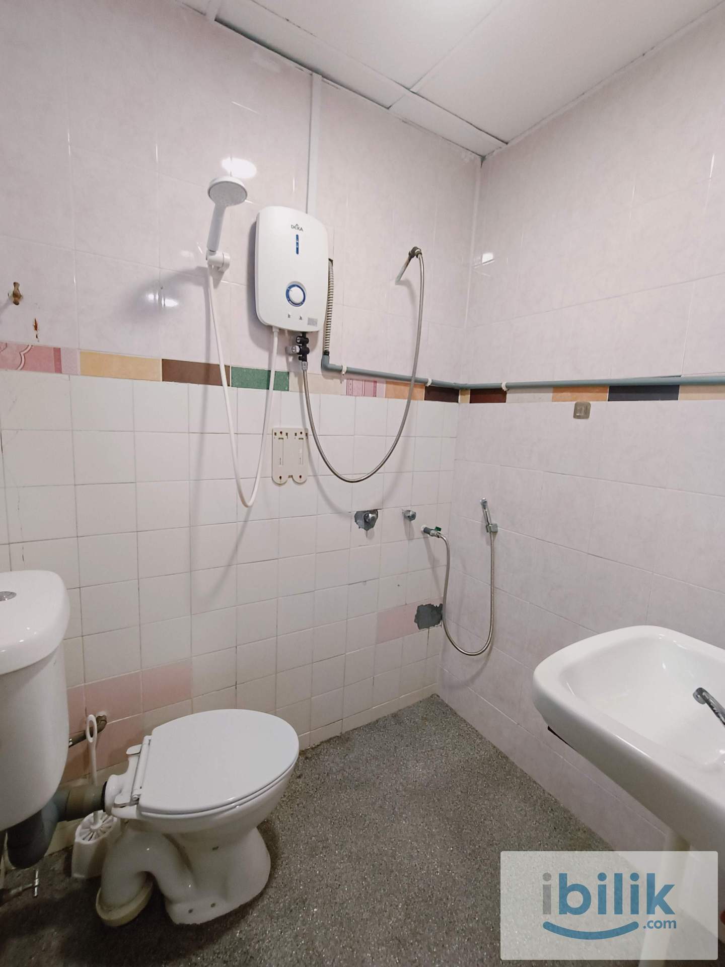 Big room. Private bathroom. Good vibes only ✨ - Image 8