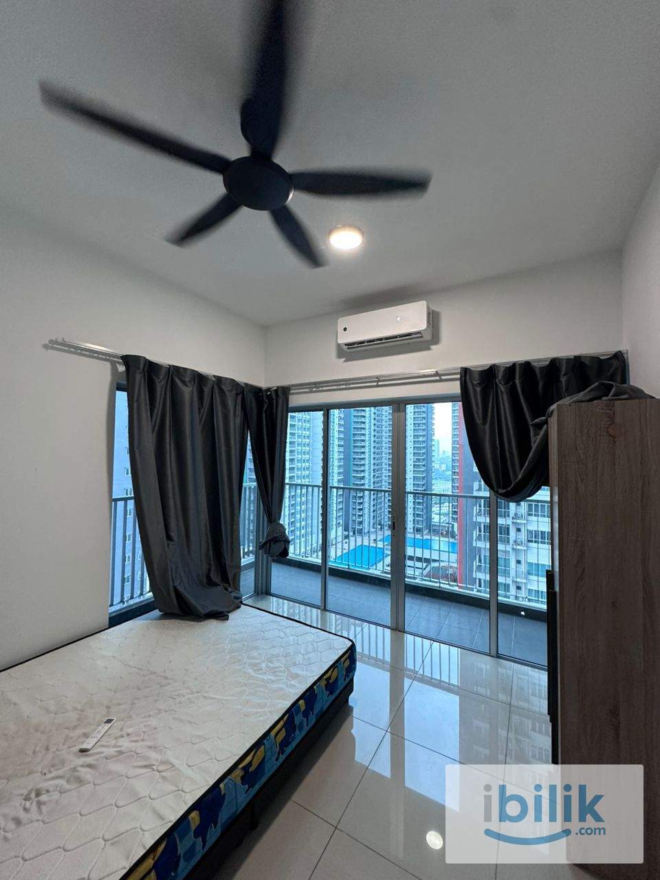 Spacious Balcony Room | 5 Mins Walk to LRT Salak Selatan - Image 1