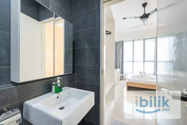 🏡 Master Room Near Sunway Velocity 🛍️ | Walk to MRT Maluri - Image 3