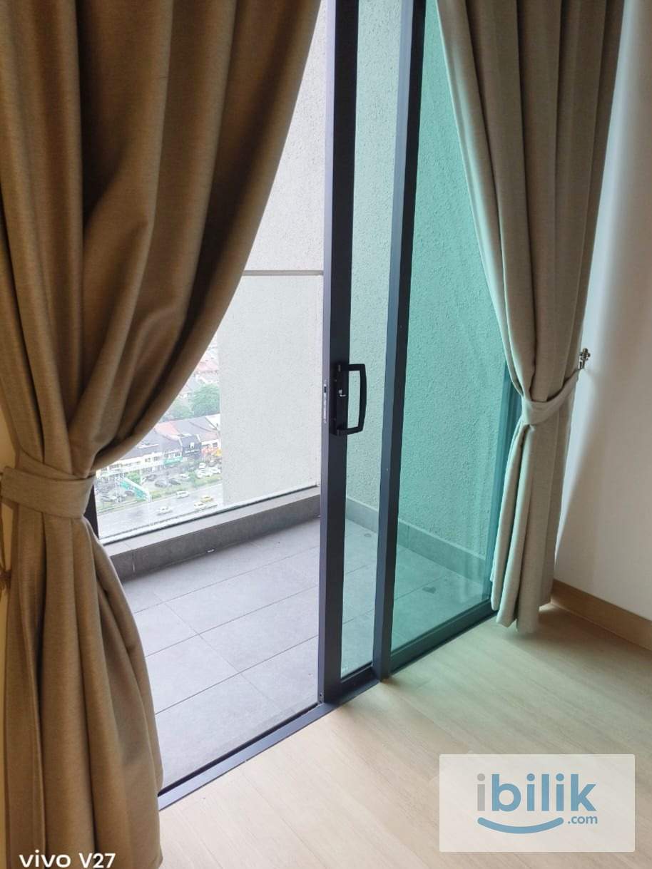 Middle Room With Balcony At SS15✨ - Image 1